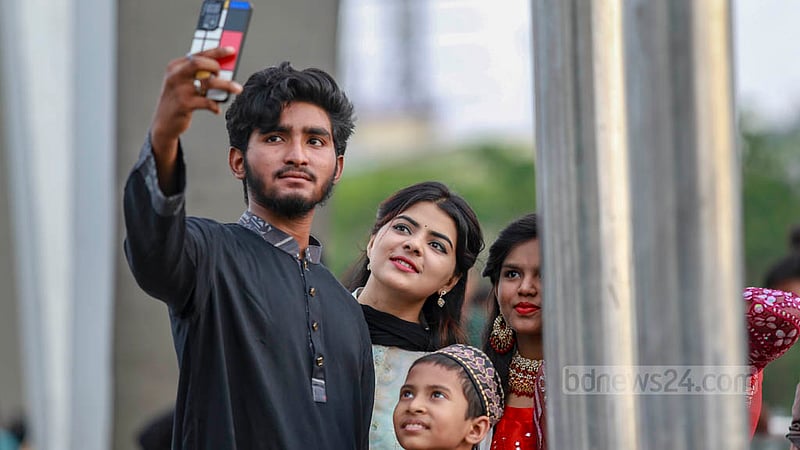 হাতিরঝিলে ঈদের আনন্দ উপভোগে পরিবার ও বন্ধুদের সঙ্গে অনেকেই ঘুরতে আসেন।&amp;nbsp;ছবি: তাওহীদুজ্জামান তপু
