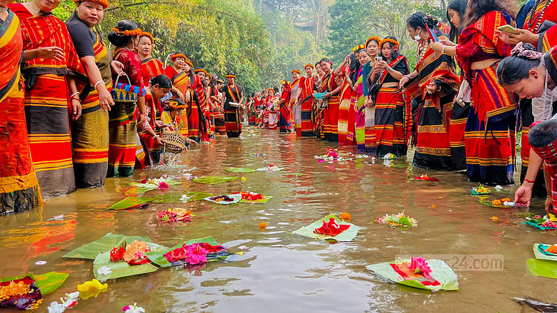 পোশাক বুননে আরো দক্ষ হয়ে ওঠার আশায় খাগড়াছড়ির খাগড়াপুর এলাকায় পাহাড়ি ছড়ায় নিজের হাতে বোনা নতুন কাপড় গঙ্গাদেবীর উদ্দেশ্যে অঞ্জলি দেন ত্রিপুরা নারীরা।&amp;nbsp;ছবি: সমির মল্লিক