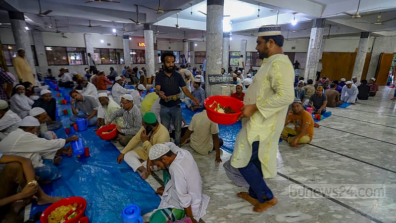 হাই কোর্ট মাজার মসজিদে মুসল্লিদের মধ্যে ইফতার বিতরণ।&amp;nbsp;ছবি: মাহমুদ জামান অভি