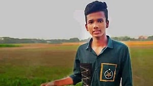মাইলফলকে ধাক্কা দিয়ে বাইক খাদে, স্কুলছাত্র নিহত