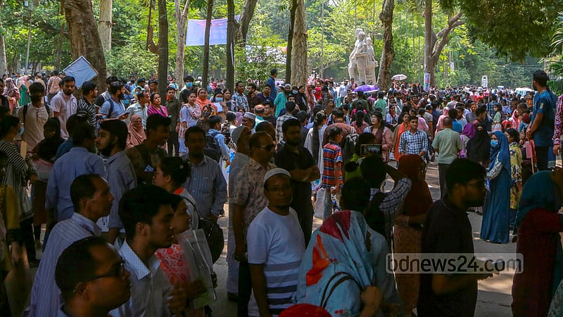 ঢাকা বিশ্ববিদ্যালয়ের চারুকলা ইউনিটের ভর্তি পরীক্ষা শেষ হওয়ার পর শনিবার কলাভবন কেন্দ্রের প্রধান ফটকের সামনে শিক্ষার্থী ও অভিভাবকদের জটলা।&amp;nbsp;ছবি: তাওহীদুজ্জামান তপু