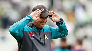 অবশেষে আর্থারকে ফেরানোর ঘোষণা দিল পাকিস্তান