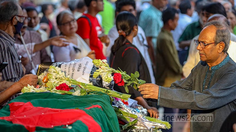 কেন্দ্রীয় শহীদ মিনারে প্রবীণ রাজনীতিক পঙ্কজ ভট্টাচার্যকে শ্রদ্ধা জানান বিভিন্ন পেশার মানুষ।&amp;nbsp;ছবি: মাহমুদ জামান অভি