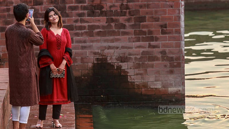 প্রিয়জনের সুন্দর মুহূর্ত ক্যামেরায় তুলে রাখছেন এক তরুণ। শনিবার ঢাকার হাতিরঝিলে এমন দৃশ্য দেখা গেছে একটু পরপরই।&amp;nbsp;ছবি: তাওহীদুজ্জামান তপু