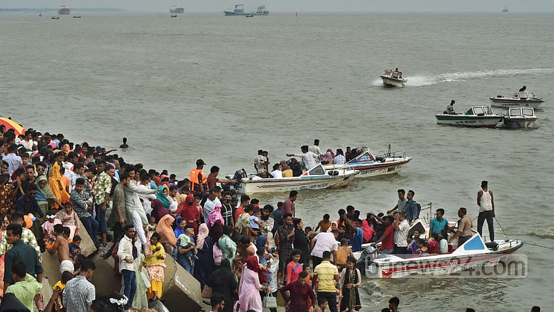 চট্টগ্রামের পতেঙ্গা সমুদ্র সৈকতে স্পিড বোটে চড়েও আনন্দ করতে দেখা যায় অনেককে।&amp;nbsp;ছবি: সুমন বাবু