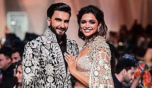 গুঞ্জন চাপা দিয়ে রণবীরের হাত ধরলেন দীপিকা