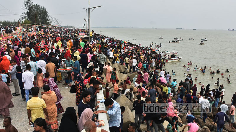 ঈদের দ্বিতীয় দিন রোববার চট্টগ্রামের পতেঙ্গা সৈকতে ভিড় এতটাই বেড়েছিল, দর্শনার্থীদের এক দণ্ড দাঁড়িয়ে সুমদ্র দেখতেও ঠেলাঠেলির মধ্যে পড়তে হয়েছে।&amp;nbsp;ছবি: সুমন বাবু