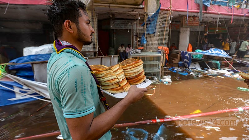 নিউ মার্কেটের আগুন নেভাতে অনেকেই ক্লান্ত হয়ে পড়লে তাদের জন্য খাবারের ব্যবস্থা করে স্বেচ্ছাসেবী সংগঠনগুলো।&amp;nbsp;ছবি: মাহমুদ জামান অভি