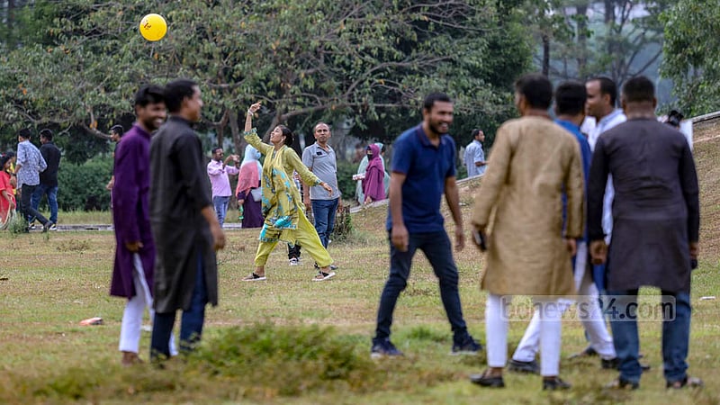 ঢাকার চন্দ্রিমা উদ্যানে শুক্রবার বিকালে কেউ কেউ আর ছোটদের সাথে খেলায় মাতে।&amp;nbsp;ছবি: মাহমুদ জামান অভি