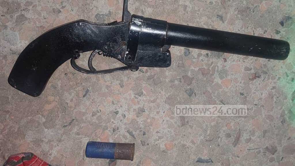 রাজবাড়ীতে ১২ মামলার আসামিসহ গ্রেপ্তার ২ জন, অস্ত্র-গুলি জব্দ