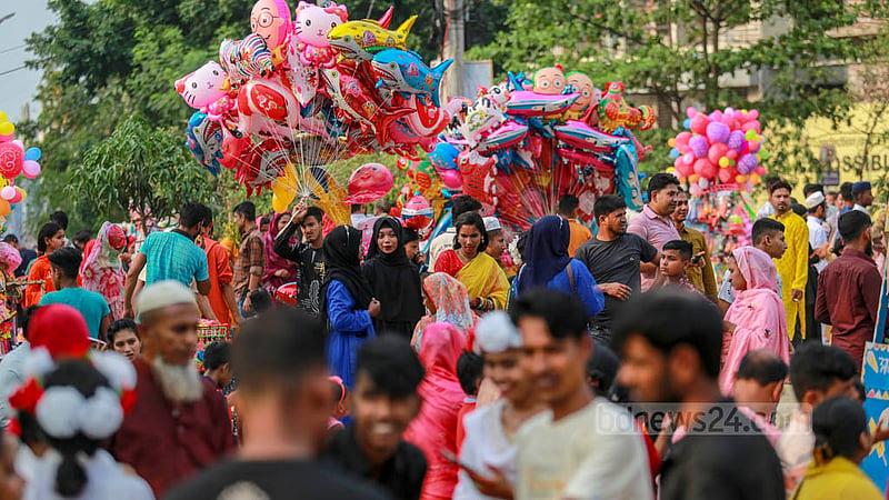 ঢাকার হাতিরঝিলের বিভিন্ন প্রান্তে শনিবার ঈদের অবসরে ঘুরতে আসা দর্শনার্থীদের ঢলই নামে বলা চলে।&amp;nbsp;ছবি: তাওহীদুজ্জামান তপু