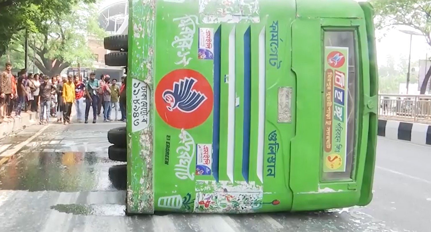 ঢাকার ফাঁকা সড়কে বাস উল্টে আহত ১০
