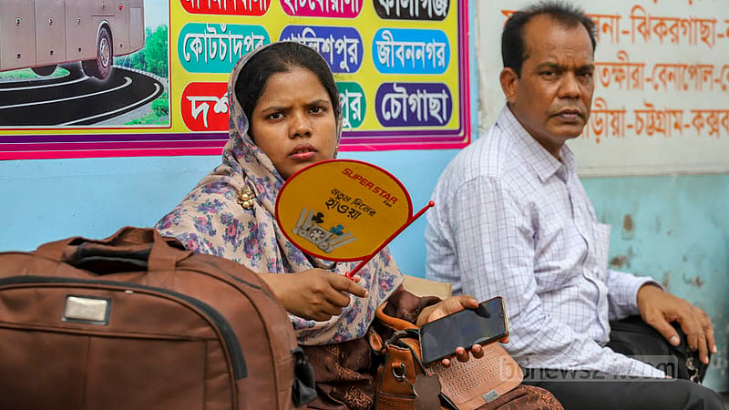 গরমে হাঁসফাঁসের মধ্যে ঈদের ছুটিতে ঢাকা ছাড়তে গাবতলী বাস টার্মিনালে এসে মঙ্গলবার বাসের অপেক্ষায় থাকা যাত্রীরা হাতপাখায় বাতাস করে একটু প্রশান্তি নিচ্ছেন। ছবি: আসিফ মাহমুদ অভি