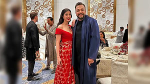 কার জুতো হাতে ঘুরছেন হৃত্বিক?