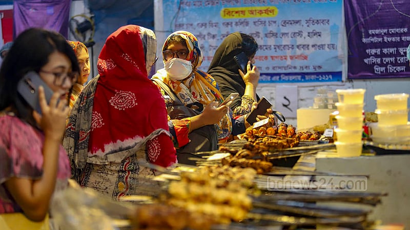 ঢাকার বেইলি রোডের ইফতার বাজারে বুধবার বিকালে ইফতার কিনছেন ক্রেতারা।&amp;nbsp;ছবি: মাহমুদ জামান অভি
