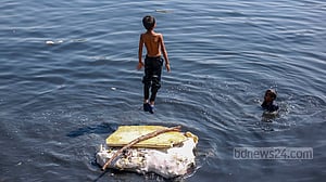 বুড়িগঙ্গায় শিশুদের ‘স্বস্তির’ গোসল
