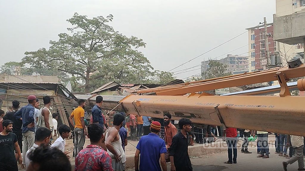 এবার বিআরটির ক্রেন উল্টে বস্তিতে, এক পরিবারের পাঁচজন আহত