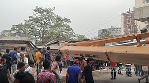 এবার বিআরটির ক্রেন উল্টে বস্তিতে, এক পরিবারের পাঁচজন আহত