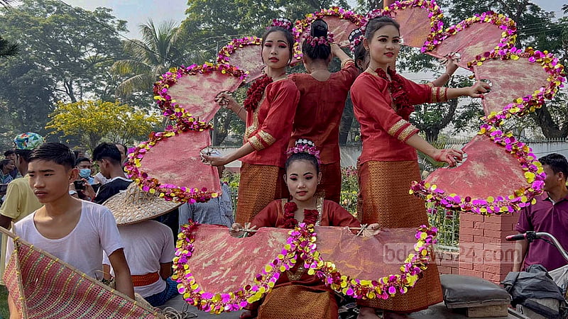 বৈসাবি বর্ষবরণের বর্ণিল শোভাযাত্রায় বিভিন্ন নৃ-গোষ্ঠীর তরুণ-তরুণীরা ঐতিহ্যবাহী পোশাক পরে তাদের নিজ নিজ সংস্কৃতি তুলে ধরেন। ছবি: সমির মল্লিক