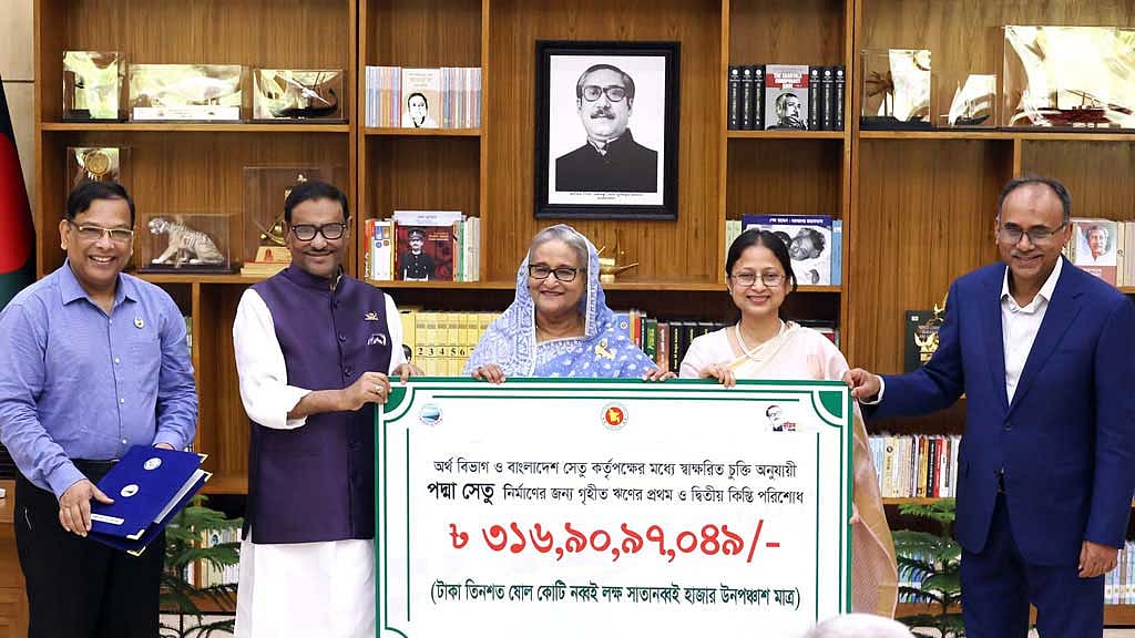 পদ্মাসেতুর ঋণের কিস্তির প্রথম চেক বুঝে নিলেন প্রধানমন্ত্রী