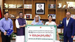 পদ্মাসেতুর ঋণের কিস্তির প্রথম চেক বুঝে নিলেন প্রধানমন্ত্রী