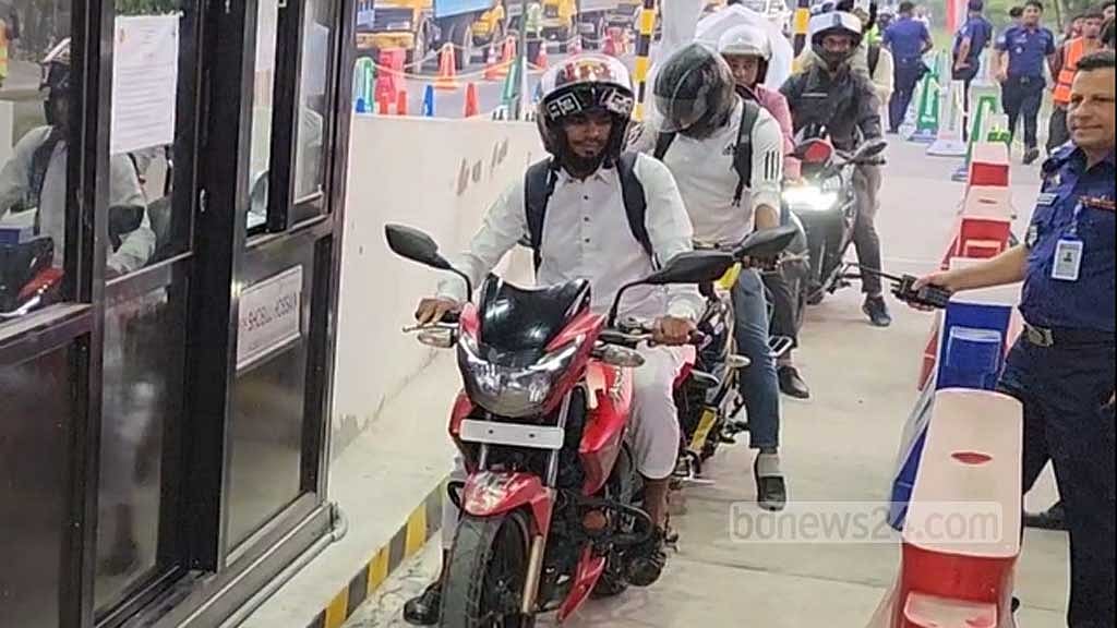দীর্ঘ প্রতীক্ষার পর পদ্মা সেতুতে মোটরসাইকেল, এবার প্রথম সোহাগ