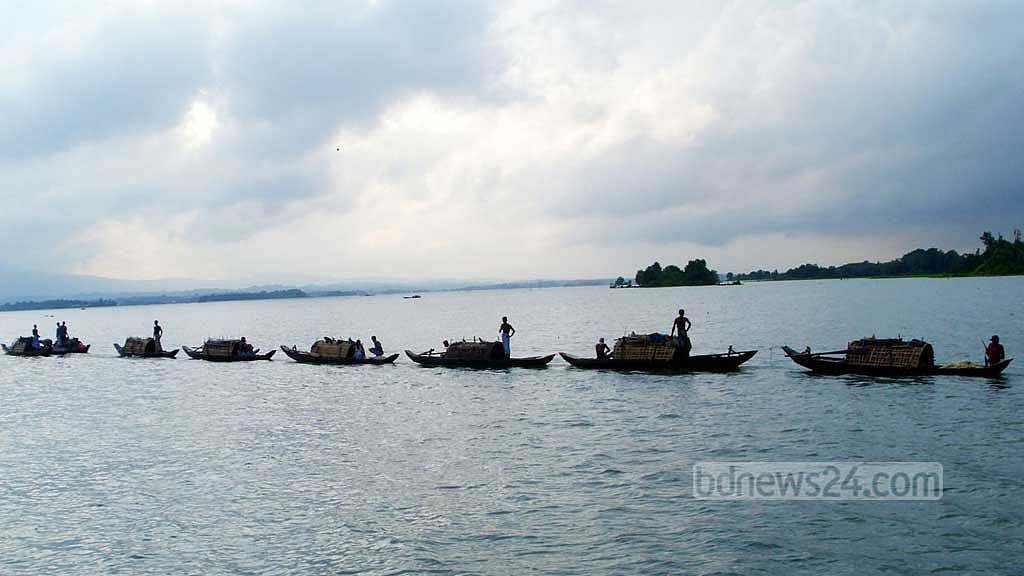ফুলছে কাপ্তাই হ্রদ, নৌ চলাচলে নিষেধাজ্ঞা