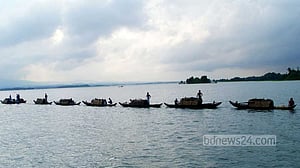 ফুলছে কাপ্তাই হ্রদ, নৌ চলাচলে নিষেধাজ্ঞা