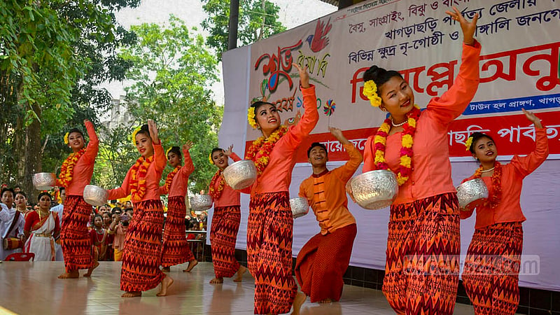 খাগড়াছড়িতে মঙ্গলবার বৈসাবি বর্ষবরণের অনুষ্ঠানে ঐতিহ্যবাহী নৃত্য পরিবেশন করছেন নৃ-গোষ্ঠীর শিল্পীরা। ছবি: সমির মল্লিক