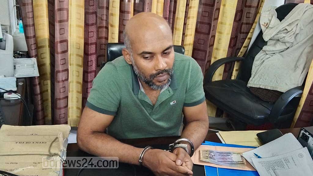 শরীয়তপুরে ‘ঘুষের’ টাকাসহ বিসিক কর্মকর্তা আটক