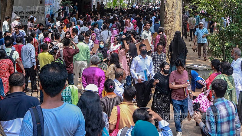 ঢাকা বিশ্ববিদ্যালয়ের চারুকলা ইউনিটের ভর্তি পরীক্ষা শেষ হওয়ার পর শনিবার কলাভবন কেন্দ্রের প্রধান ফটকের সামনে শিক্ষার্থী ও অভিভাবকদের জটলা।&amp;nbsp;ছবি: তাওহীদুজ্জামান তপু