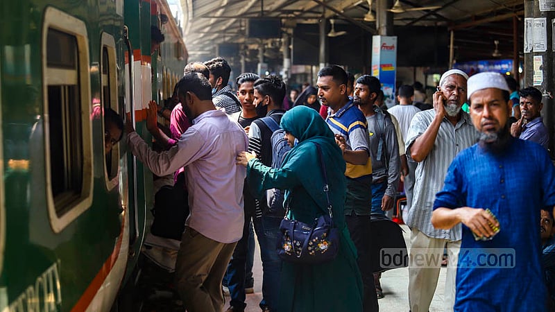 ঢাকার বিমানবন্দর রেলওয়ে স্টেশনে শুক্রবার সকালে প্লাটফর্মে ট্রেন থামতে না থামতেই ওঠার জন্য হুড়োহুড়ি লেগে যায়।&amp;nbsp;ছবি: মাহমুদ জামান অভি