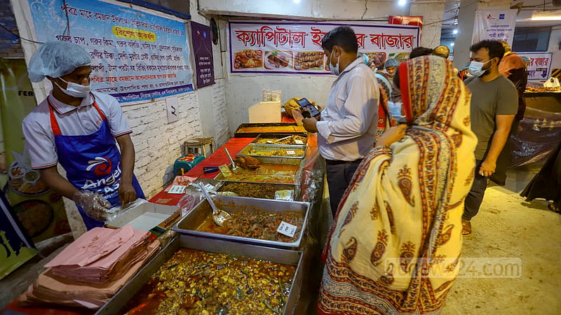 বেইলি রোডের ইফতার বাজারে বুধবার হরেক রকমের কাবাব কেনার আগ্রহ দেখা যায় অনেক ক্রেতাদের মাঝে।&amp;nbsp;ছবি: মাহমুদ জামান অভি