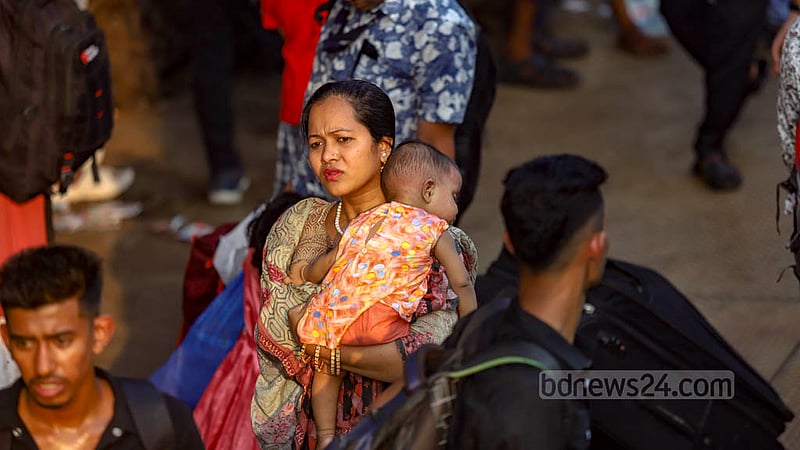 দেশে চলছে তাপদাহ, তার মধ্যে ঈদের ছুটিতে ঢাকা ছাড়তে শুরু করেছে মানুষ। বুধবার সদরঘাট লঞ্চ টার্মিনাল থেকে দক্ষিণাঞ্চলের মানুষ ফিরছে বাড়িতে।&amp;nbsp;ছবি: মাহমুদ জামান অভি
