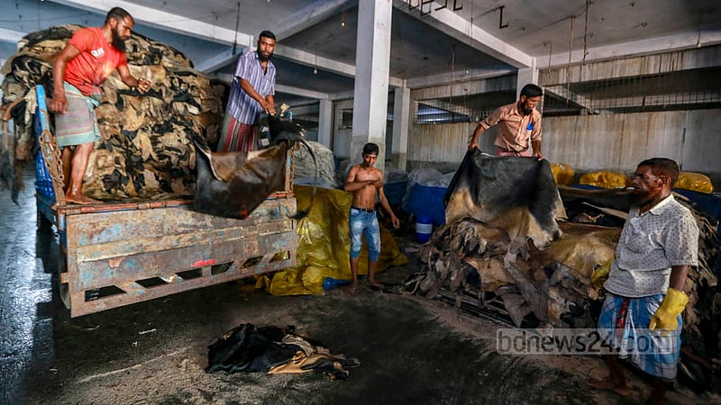 ট্যানারি ফ্যাক্টরিতে শ্রমিকেরা খালি পায়ে স্বাস্থ্যঝুঁকি নিয়ে কাজ করছেন।&amp;nbsp;ছবি: তাওহীদুজ্জামান তপু