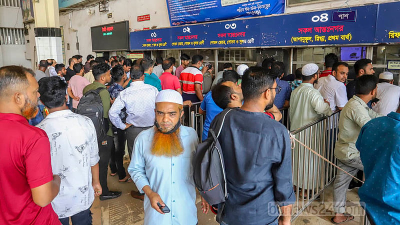 ঈদুল ফিতরের ট্রেনের অগ্রিম টিকেট বিক্রি শুরু হয়েছে। এবার শতভাগ টিকেট বিক্রি হচ্ছে অনলাইনে।&amp;nbsp;ছবি: আসিফ মাহমুদ অভি