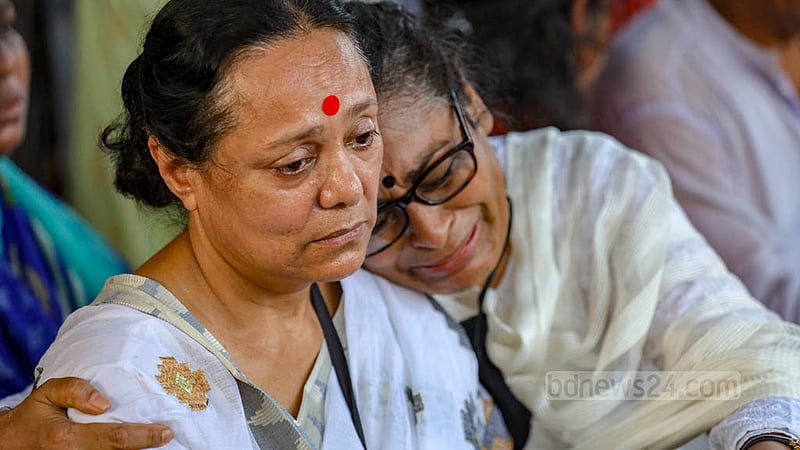 কেন্দ্রীয় শহীদ মিনারে পঙ্কজ ভট্টাচার্যের কফিনের পাশে কান্নায় ভেঙ্গে পড়েন তার স্বজনরা।&amp;nbsp;ছবি: মাহমুদ জামান অভি
