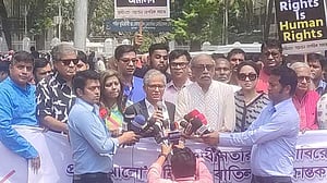 ‘হলুদ সাংবাদিকতার' বিরুদ্ধে আইনি ব্যবস্থা নেওয়া জরুরি: ঢাবি উপাচার্য