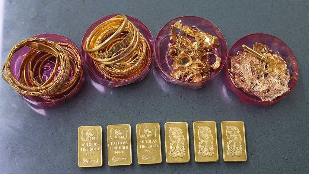 বিমানবন্দরে প্রায় ৪ কেজি সোনাসহ যাত্রী আটক