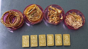 বিমানবন্দরে প্রায় ৪ কেজি সোনাসহ যাত্রী আটক