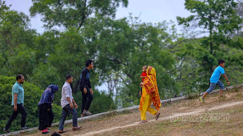 ঢাকার বিনোদন কেন্দ্র রয়েছে হাতেগোনা, তার মধ্যে শুক্রবার চন্দ্রিমা উদ্যানে অনেকেই পরিবার নিয়ে এসেছে ঘুরতে।&amp;nbsp;ছবি: মাহমুদ জামান অভি