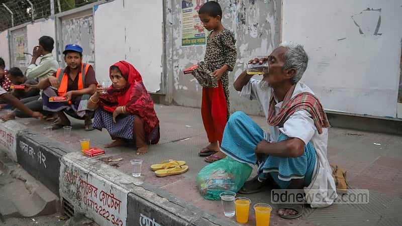 ঢাকার বনানী ১১ নম্বর সড়কে রাস্তার পাশে ফুটপাতে ইফতারে অতিথিরা। ছবি: আসিফ মাহমুদ অভি