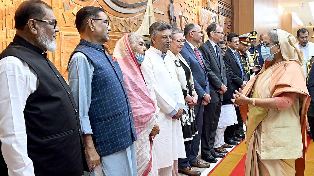 তিন দেশ সফরে টোকিওর পথে প্রধানমন্ত্রী