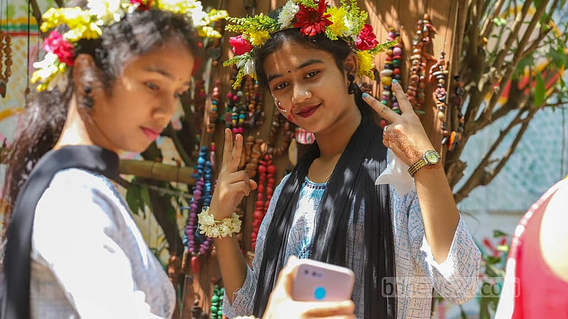 বর্ষবরণ উৎসবে চারুকলায় এসে আনন্দ স্মৃতি ক্যামেরাবন্দি করছেন দুই কিশোরী।&amp;nbsp;ছবি: আসিফ মাহমুদ অভি