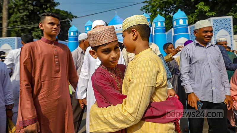 জাতীয় ঈদগাহে শনিবার সকালে ঈদুল ফিতরের নামাজ শেষে কোলাকুলিতে দুই শিশু।&amp;nbsp;ছবি: মাহমুদ জামান অভি