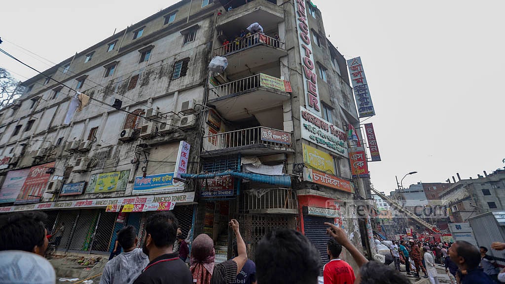 বঙ্গবাজার: এখনও কাজ চলছে ফায়ার সার্ভিসের, সরানো হচ্ছে বেঁচে যাওয়া কাপড়
