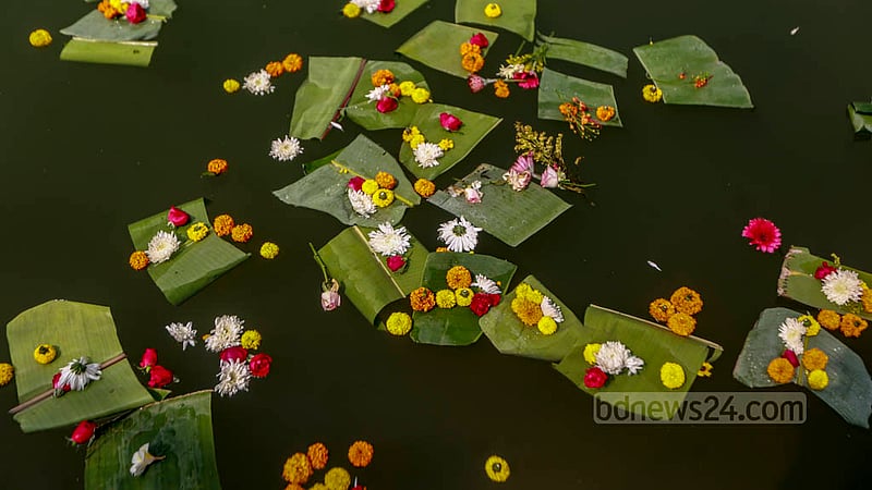 পুরান বছরের গ্লানি থেকে মুক্তি পেতে দেবতার উদ্দেশে পানিতে ফুল ভাসানোর রীতির দেখা মেলে ঢাকায় বৈসাবি উৎসবে।&amp;nbsp;ছবি: তাওহীদুজ্জামান তপু