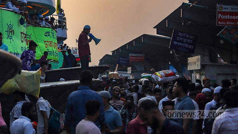 সদরঘাট লঞ্চ টার্মিনাল যাত্রী সংখ্যা কম, যাত্রী টানতে হাঁকডাকেও তেমন সুবিধা করতে পারছে না&amp;nbsp; লঞ্চগুলো।&amp;nbsp;ছবি: মাহমুদ জামান অভি