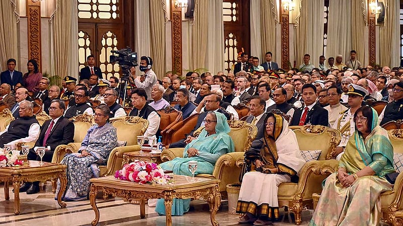 বঙ্গভবনের দরবার হলে সোমবার সকালে রাষ্ট্রপতি মো. সাহাবুদ্দিনের শপথ অনুষ্ঠানে উপস্থিত ছিলেন প্রধানমন্ত্রী শেখ হাসিনা, তার ছোট বোন শেখ রেহানা, মন্ত্রিপরিষদ সদস্যসহ বিশিষ্ট অতিথিরা। ছবি: পিএমও