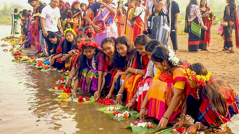 চেঙ্গী ও মাইনী নদীতে ভোরে ফুল ভাসান চাকমা তরুণ-তরুণীরা। নতুন বছরের মঙ্গল কামনায় নদীর জলে দেবী গঙ্গার উদ্দেশে ভাসান হয় ফুল। ছবি: সমির মল্লিক